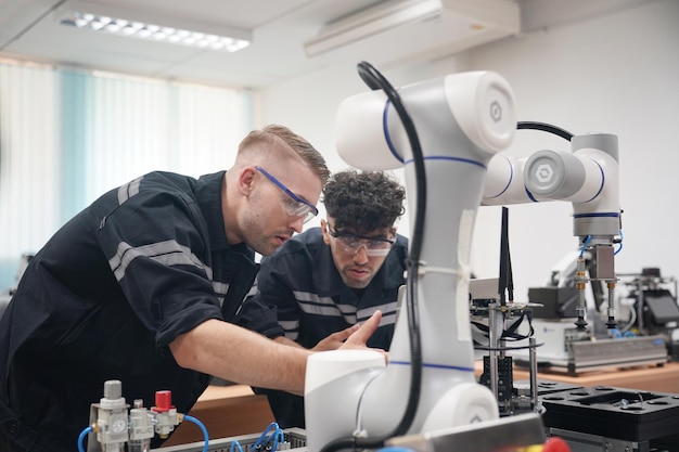 Industri 4.0 Ung ingenjör arbetar vid en robotarm