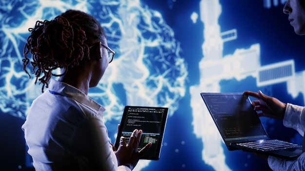 Ingenjörskollegor utvecklar arkitektur för neurala nätverk med artificiell intelligens inspirerad av den mänskliga hjärnan och skapar AI-maskininlärningsalgoritmer med hjälp av programmeringsskript på en surfplatta