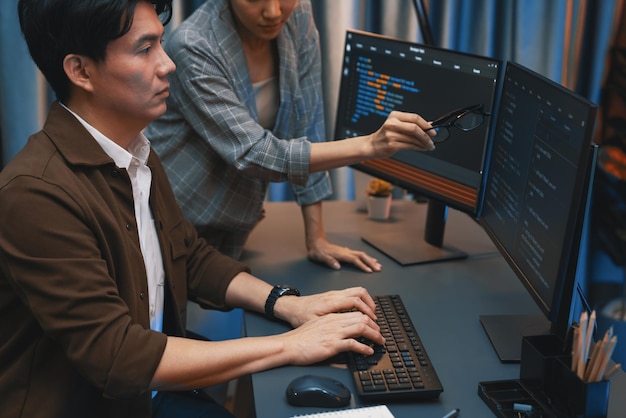 IT-utvecklare diskuterar med en webbplats för punktkodningssystemet Infobahn