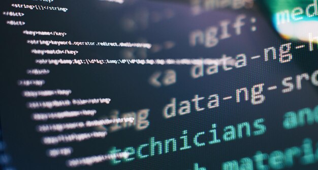 IT-virksomhedMonitor nærbillede af funktionskildekode Projektledere arbejder med ny idé