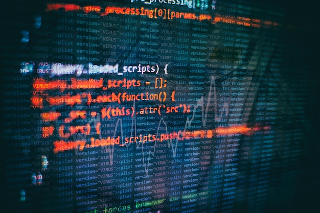 Körning av datorinformation/WWW-programmering. Kodningsskripttext på skärmen. Närbildsfoto av bärbar dator.