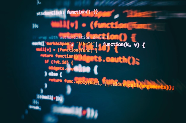 Körning av datorinformation/WWW-programmering. Kodningsskripttext på skärmen. Närbildsfoto av bärbar dator.