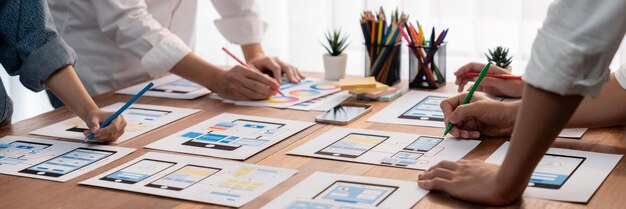 Kreativ frontend-**designer**, der brainstormer UI-design Gransker
