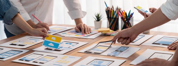 Kreativ frontend-**designer**, der brainstormer UI-design Gransker