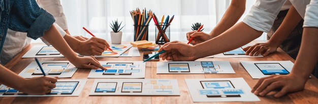 Kreativ frontend-**designer**, der brainstormer UI-design Gransker