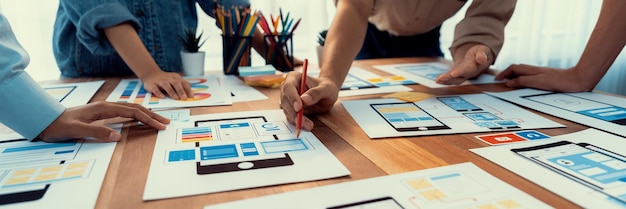 Kreativ frontend-utvecklare som brainstormar UI-design Granska