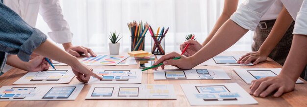 Kreativ frontend-utvecklare som brainstormar UI-design Granska