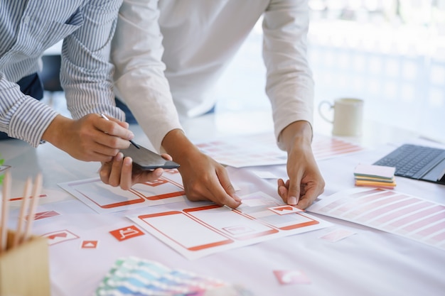 Kreative ux ui designere designer skærme til mobil.