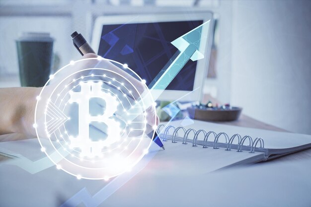 Kryptovaluta hologram bitcoin ico tema över händer som tar anteckningar bakgrund Koncept för blockkedja Multiexponering