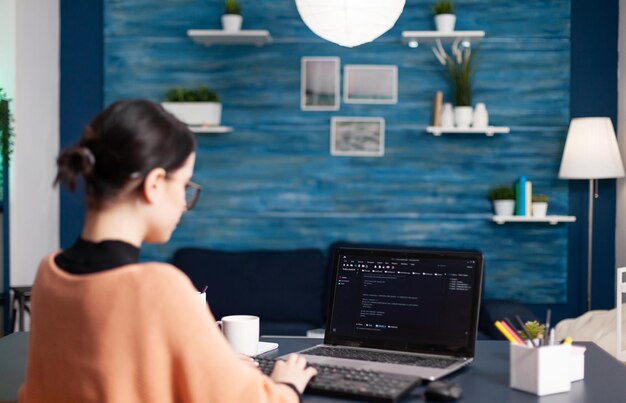Kvinde bruger bærbar computer på bordet