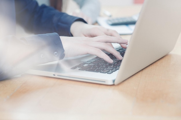 Kvinna som använder laptop