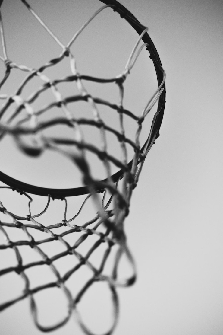 Bild låg vinkelvy av basketkorg mot himmel