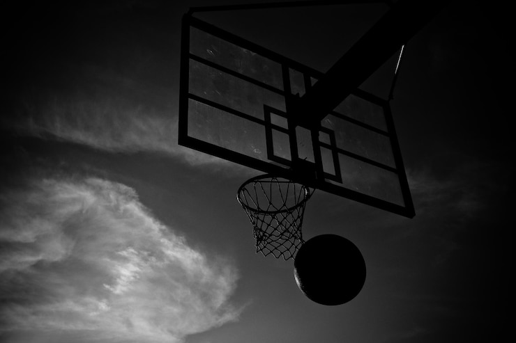 Bild låg vinkelvy av basketkorg mot himmel