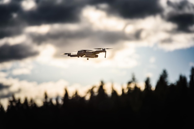 Lav vinkel af fly, der flyver på himlen