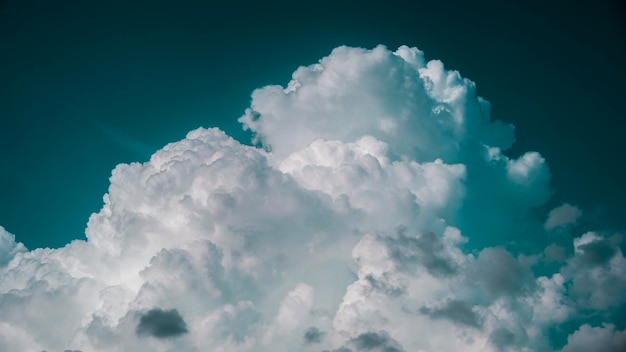 Lavvinkelbillede af en skyet himmel