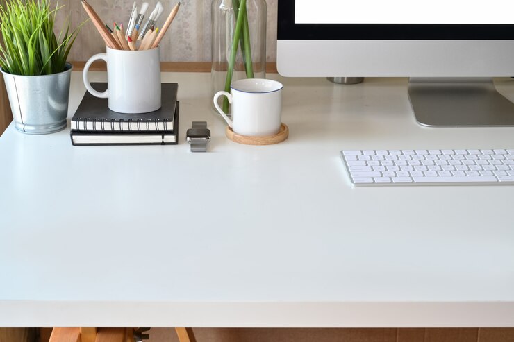 Foto loft workspace white wood desk with computer and copy space.