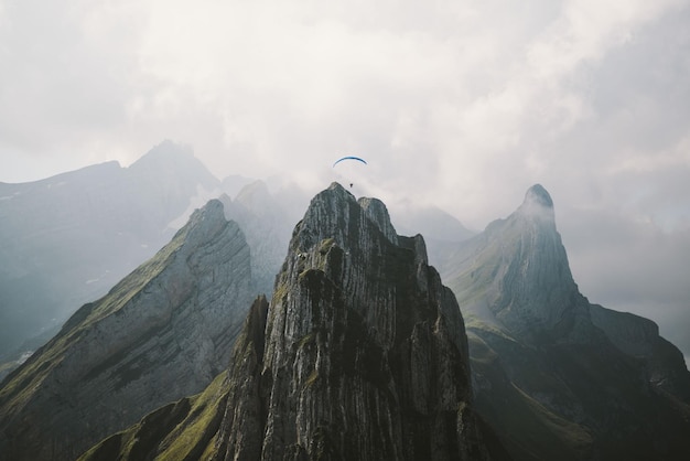 Luftfoto af paraglider over bjergkæde