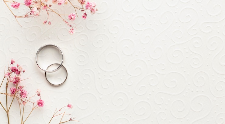 Bild luxury wedding concept wedding rings and flowers