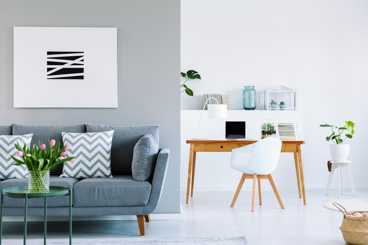 Foto maleri over blå sofa med mønstrede puder i interiør med