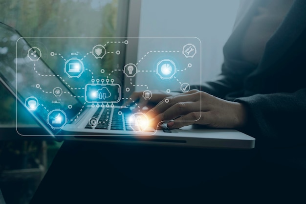 Man använder laptop med molnbaserat datordiagram som visas på handen Molnteknik Datalagring Nätverk och internettjänstkoncept