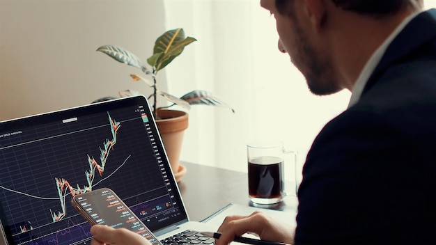 Man som använder laptop – mittsektion