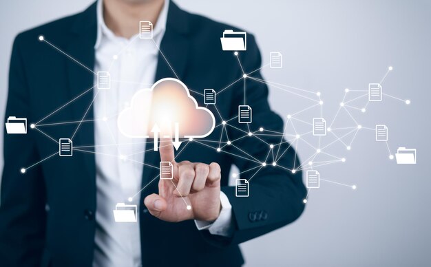 Mand, der berører forbindelse til datainformation om Cloud Computing Technology Internet Storage Network Concept og en stor database big data gennem internetteknologi, Cloud Sharing Download og Upload
