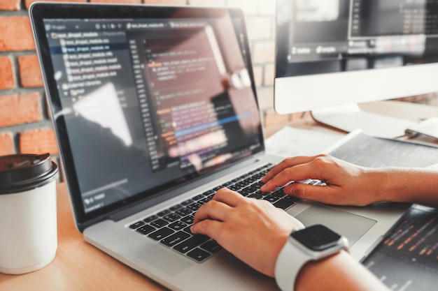 Mand, der bruger bærbar computer ved et bord