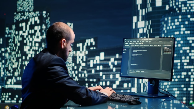 Mand, der bruger bærbar computer