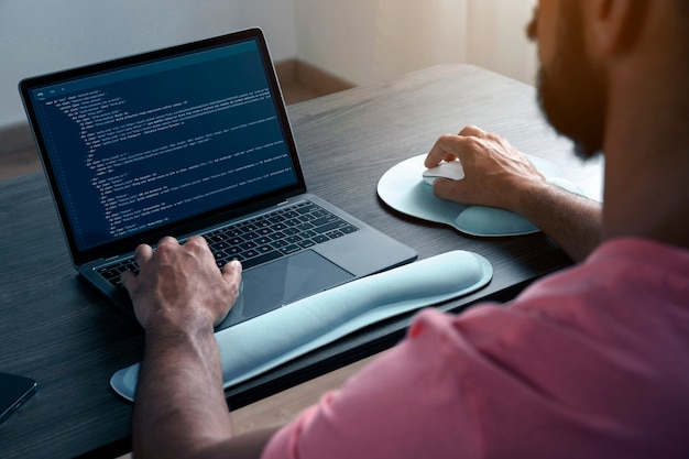 Mand i høj vinkel, der arbejder på bærbar computer