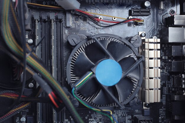 Mand reparerer computerkøler.
