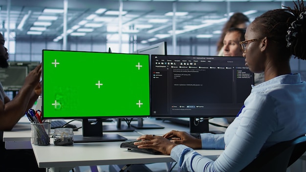 Medarbejdere overvåger energiforbruget på tværs af serverrigge ved hjælp af chroma key-PC.