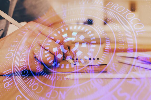 Menneskehænder med dobbelt eksponering af tech-temaikoner Koncept om big data