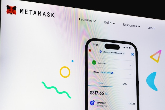 Metamask-logo vist på skærmenMetamask-ikon på hjemmeside tæt påKoncept der forbinder MetaMask med Binance Smart ChainIllustrativ redaktionelTelsiaiLithuania07252023