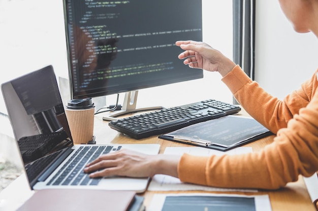 Midtersektion af kvinde, der bruger bærbar computer på bord