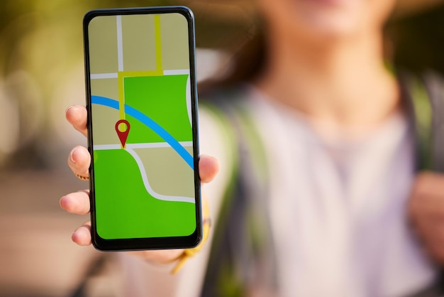 Midtersektion af kvinde, der bruger mobiltelefon