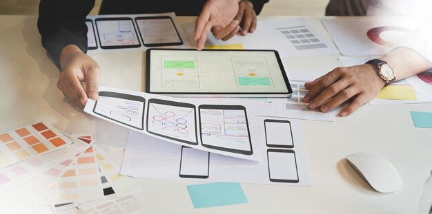 Midtersektion af kvinde, der bruger mobiltelefon