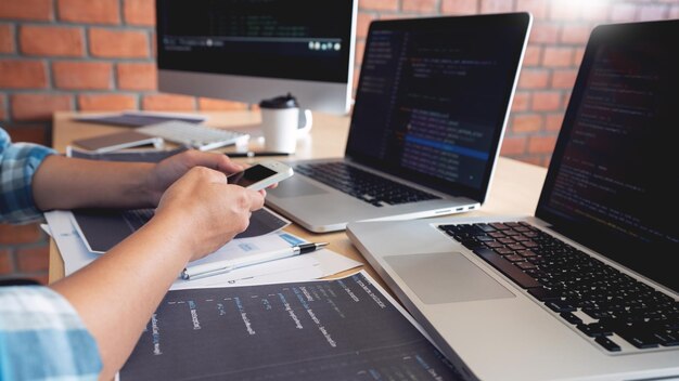 Midtersektion af mand, der bruger mobiltelefon
