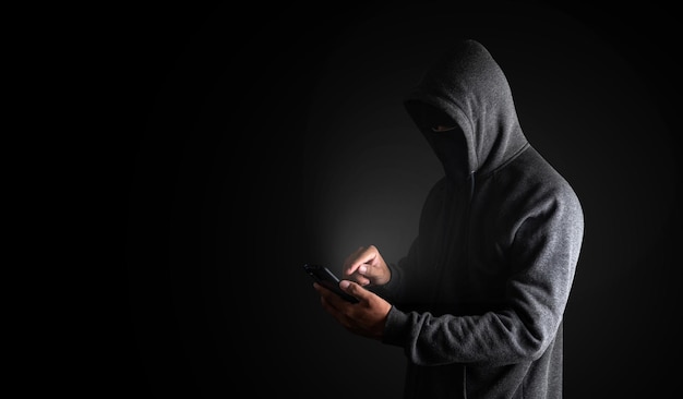Mittparti av en man som använder en mobiltelefon