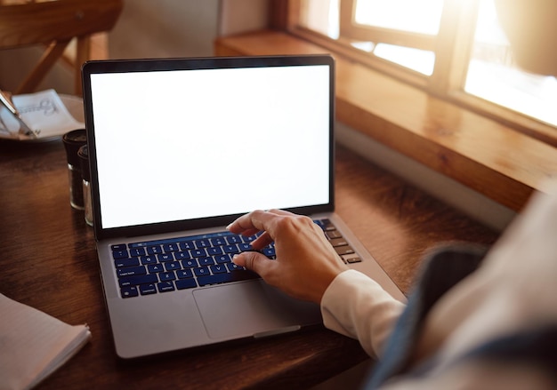 Mittparti av kvinna som använder laptop på bord