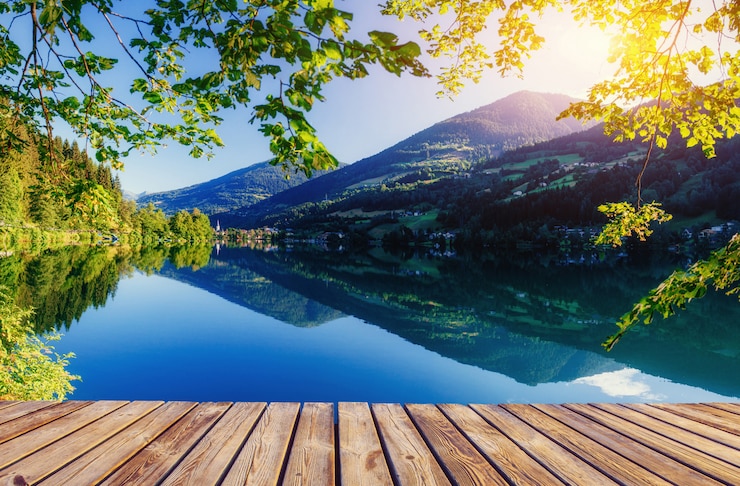 Bild mountain lake between by mountains. seaside villa. italy
