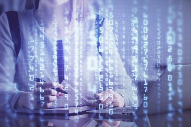 Multibelægning af kvindehænder, der arbejder på computer, og data-tema hologram tegning. Tech-koncept