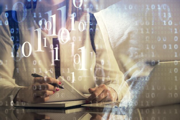 Multibelægning af kvindehænder, der arbejder på computer, og data-tema hologram tegning. Tech-koncept