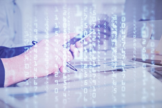 Multieksponering af mand hænder, der holder og bruger en digital enhed og datatema tegning. Innovationskoncept