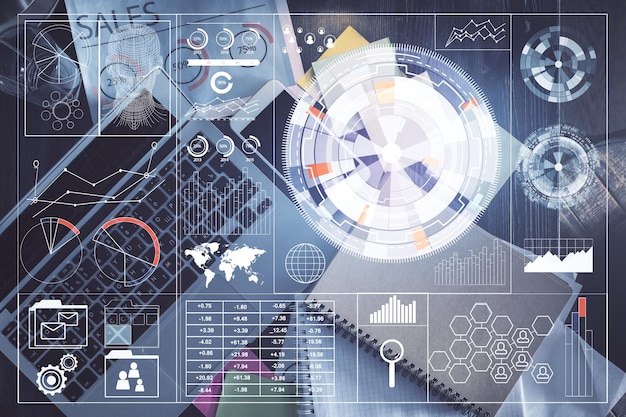 Multiexponering av datatema som ritar hologram över bakgrund av skrivbord med dator. Koncept för teknik