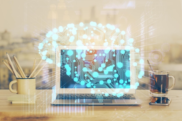 Multipel eksponering af arbejdsområde med computer og menneskelig hjerne hologram Brainstorm-koncept