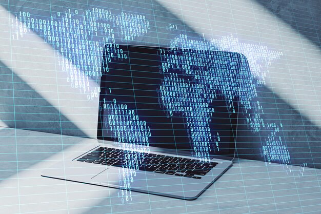 Nærbillede af bærbar computer på lys arbejdsplads med glødende digitalt pixel firkanter kort over verden med spotlights på sløret baggrund. Globalt forretningskoncept. Dobbelt eksponering