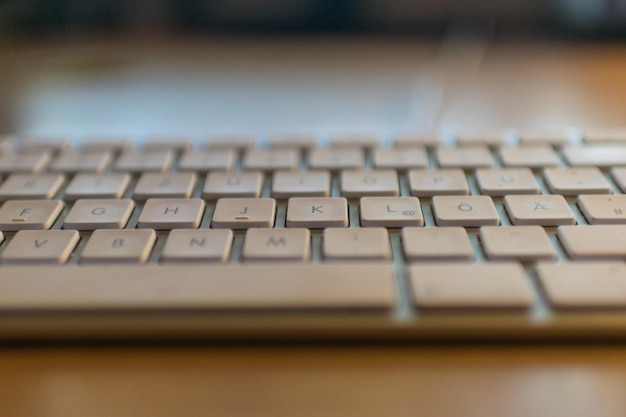 Nærbillede af computertastatur på skrivebord