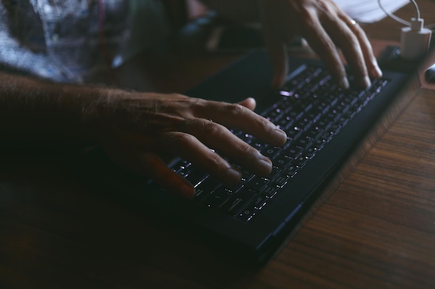 Nærbillede af hånd, der bruger bærbar computer