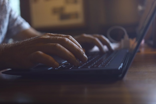 Nærbillede af hånd, der bruger bærbar computer