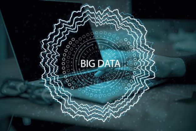 Nærbillede af mandlig hånd, der bruger bærbar computer tastatur med abstrakt rundt big data-hologram på sløret baggrund. Kode og digitalt videnskabskoncept. Dobbelt eksponering